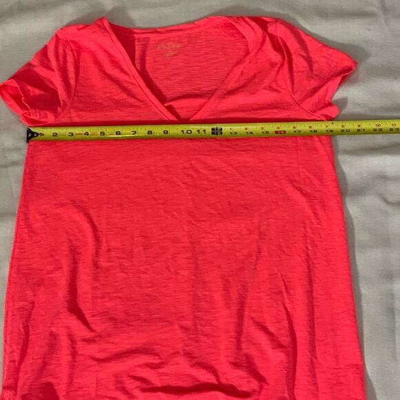 Lilly Pulitzer V neck Tee - Picture 5 of 6